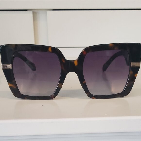 NWT: Quay Australia Notorious Sunglasses- Neutral Tort Frame w/ Smoke Lens - Picture 6 of 10